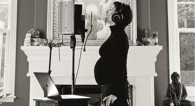 Певицата Аланис Морисет съобщи в Инстаграм, че е бременна с