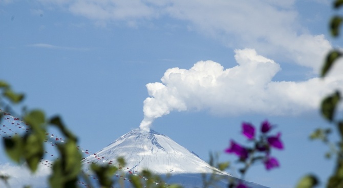 Вулканът Попокатепетъл изригна мощно, която озари небето над Мексико. Кратерът