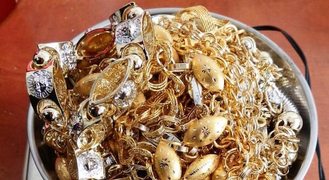 Близо килограм контрабандни златни накити са открили митнически служители при
