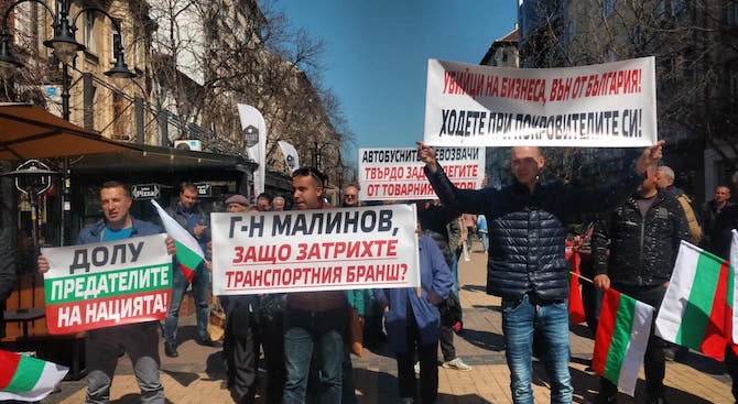 Превозвачи в София протестираха срещу евродепутата Светлослав Малинов, който не