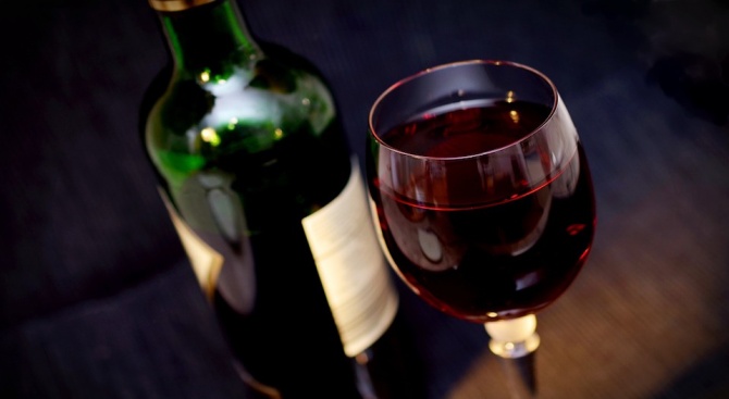 Учени предупредиха, че консумирането на една бутилка вино седмично нанася