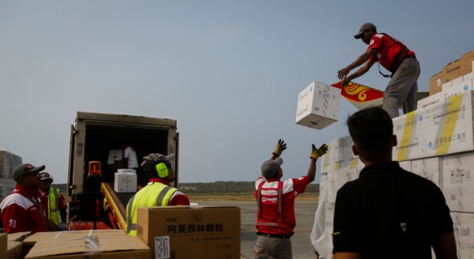 Самолет от Китай, натоварен с 65 тона медикаменти и медицински