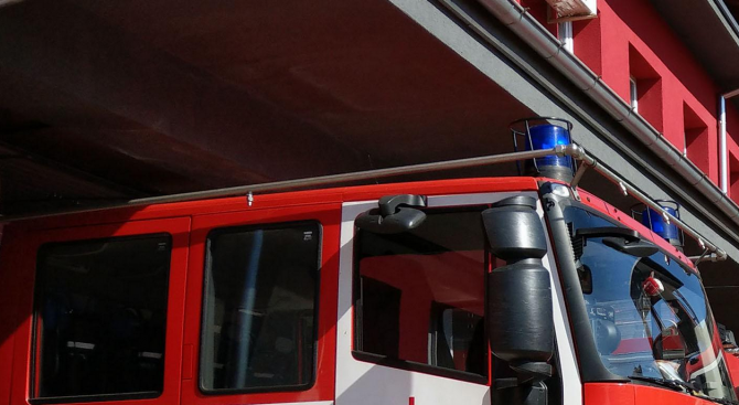 Пожарникари са спасили 51-годишна жена, паднала в канал в град