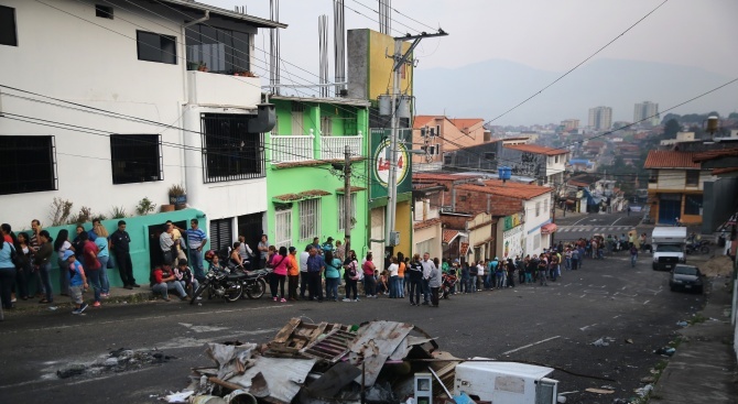 Хиляди венецуелци са преодолели заграждения на границата с Колумбия, съобщи
