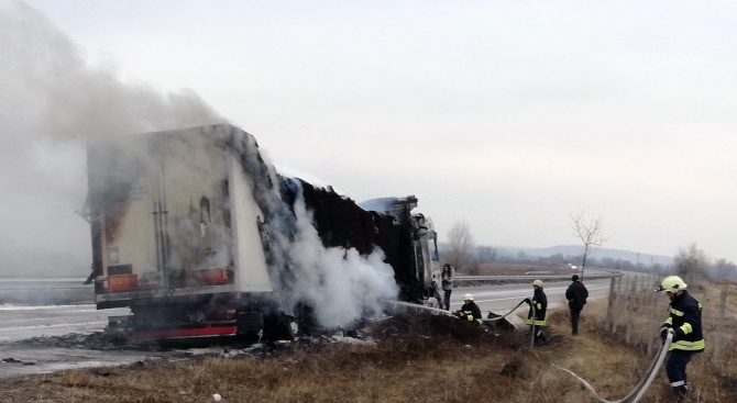 Превозвачи от Пловдив запалиха демонстративно тежкотоварен камион в базата на
