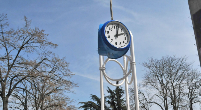 Часовникът пред Общината - един от символите на Бургас, който