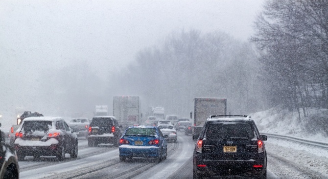 Рядка априлска снежна буря предизвика хаос в движението по магистралата
