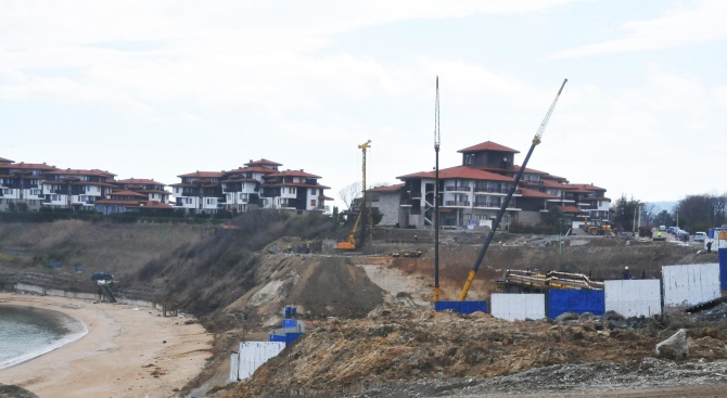 Строителните дейности, свързани с нарастващото свлачище над Шофьорския плаж край
