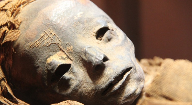 Отварянето на саркофаг с мумия на висш жрец от преди