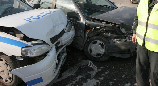 Полицай е пострадал леко при катастрофа между автомобил и патрулка,
