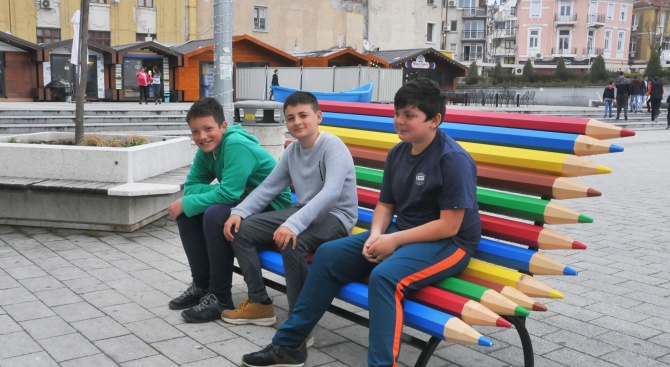 Пейка във вид на разноцветни моливи, монтирана пред бургаското СУ