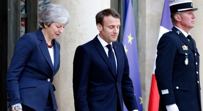 Британската министър-председателка Тереза Мей информира френския президент Еманюел Макрон в