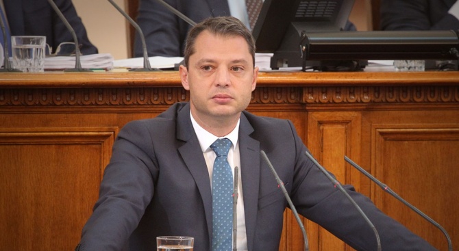 Парламентът прие оставката на депутата от ГЕРБ Делян Добрев. "За"
