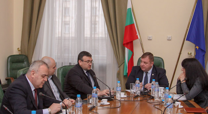 Вицепремиерът и министър на отбраната Красимир Каракачанов свика извънредно заседание