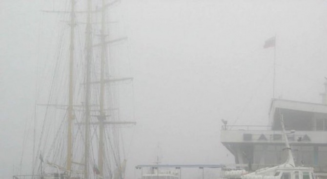 Пристанище Варна е затворено за маневриране поради мъгла. Това съобщиха