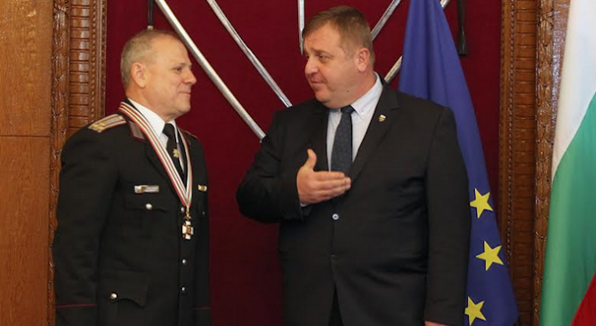 Министърът на отбраната Красимир Каракачанов награди днес, 11 април, полковник