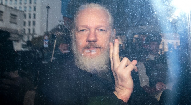 Британски съд призна днес основателя на "Уикилийкс" Джулиан Асандж за