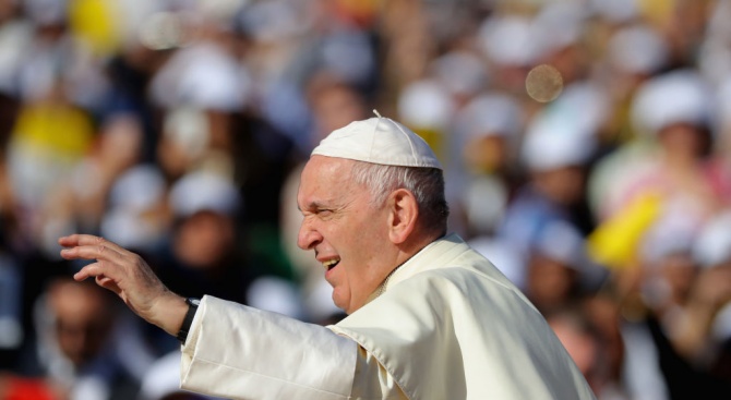 Папа Франциск направи днес драматичен жест към южносудански лидери, като