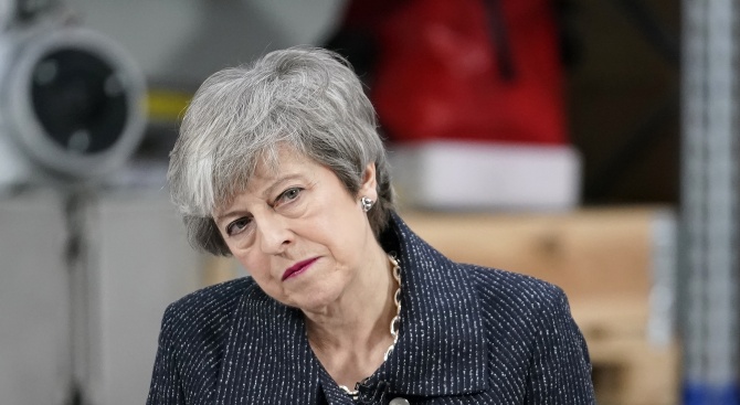 Отлагането на Брекзит с шест месеца изправи британския премиера Тереза