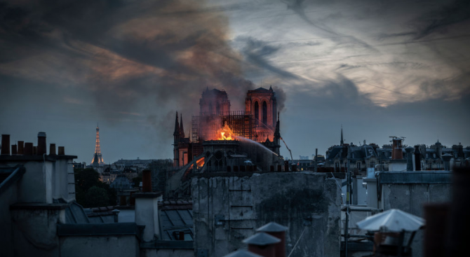 Пожарът в катедралата "Нотр Дам" вероятно е причинен от злополука