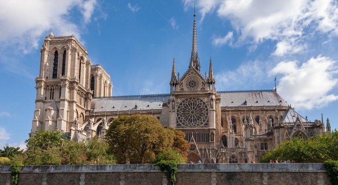 Фирмата, която работи по ремонта на покрива на парижката катедрала