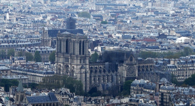 Броени дни след пожара в парижката катедрала Нотр Дам плъзнаха