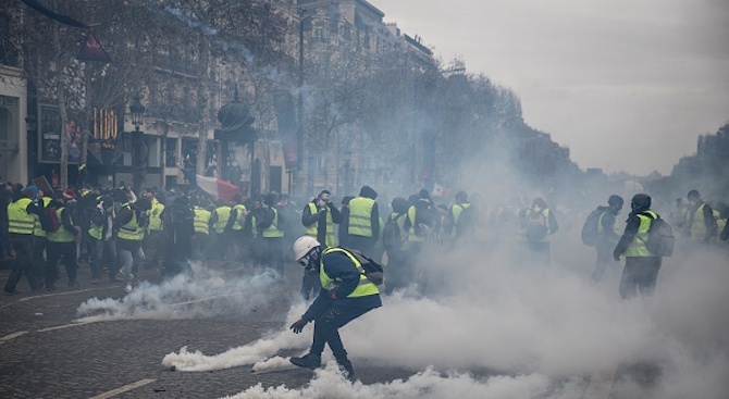 Парижките власти забраниха акциите на протестното движение на "жълтите жилетки"