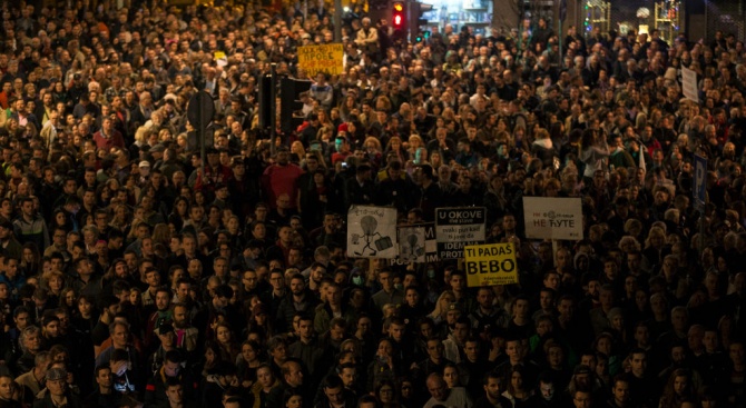 Хиляди хора от цяла Сърбия се събраха снощи в столицата