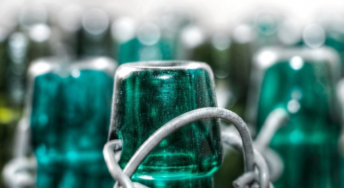Американски учени конструираха първата в света самопочистваща се бутилка, която