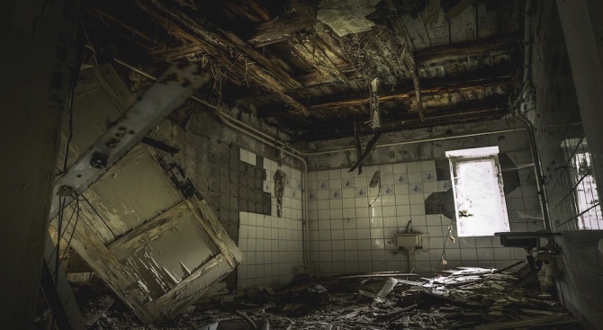 Някогашен хотел се е срутил в Северно Косово, а под