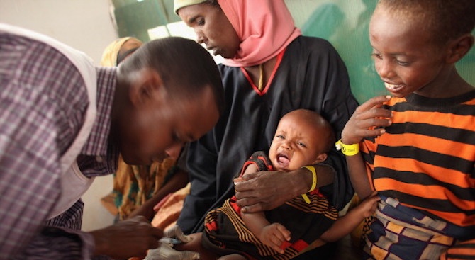 Мащабни тестове на първата в света ваксина срещу малария за