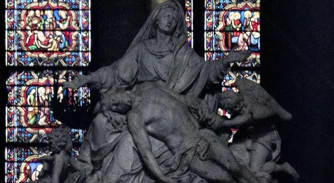 Компанията "Льо Бра Фрер", отговаряща за ремонта на парижката катедрала