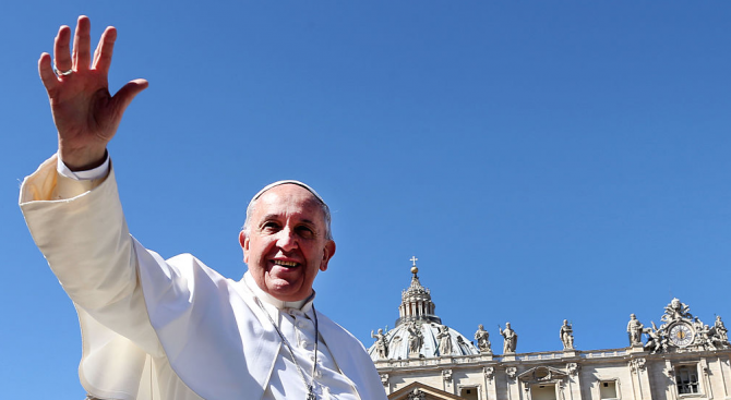 Папа Франциск дари 500 хиляди долара на мигрантите, блокирани на
