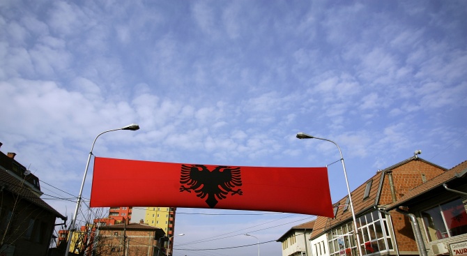 Огромно знаме на Албания е било поставено над Самуиловата крепост