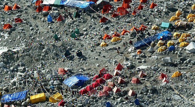 Три тона отпадъци са събрани до момента под Еверест в