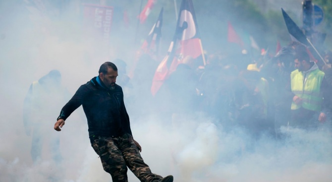 Френската полиция влезе в сблъсъци с протестиращи по време на