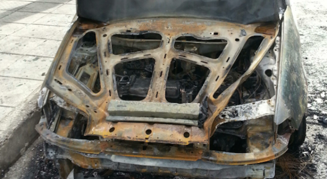 Техническа неизправност в лека кола стана причина за пожар в