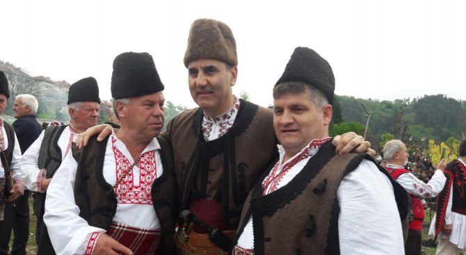 Започна празникът на родопското чеверме в Златоград. Това написа на