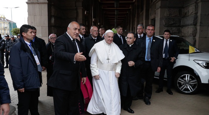 Негово светейшество папа Франциск, който пристигна на 5 май на