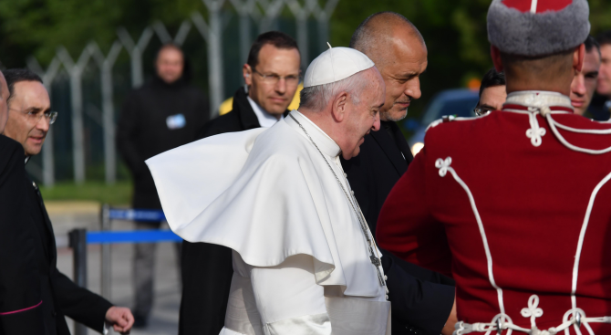 Папа Франциск бе изпратен тържествено на правителствения терминал от министър-председателя