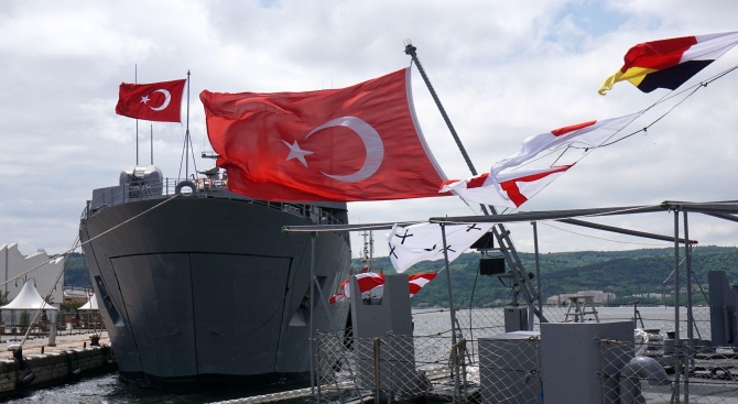 Два големи кораба на турските ВМС акостираха на Морска гара