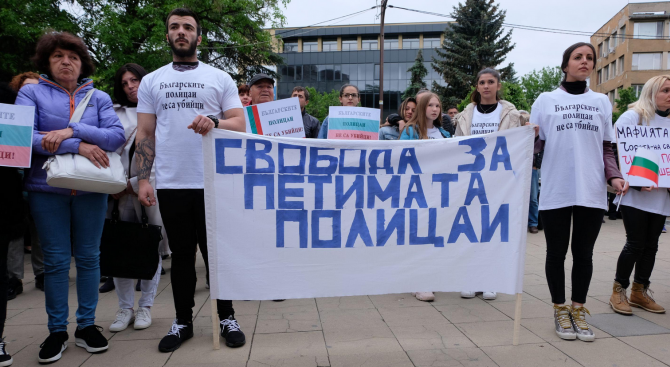 Стотици граждани излязоха на протест в Благоевград. Протестът е организиран