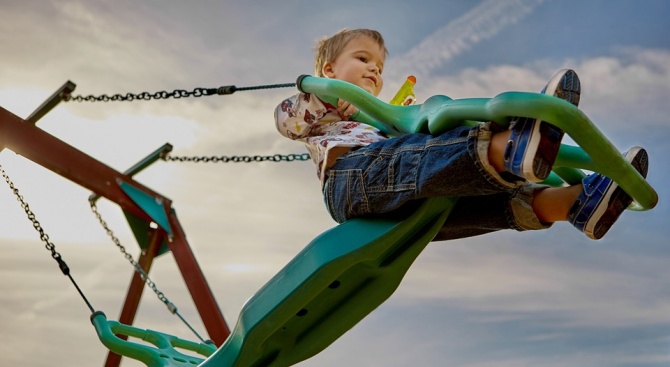 Гумената настилка на детските площадки може да предпазва при падане