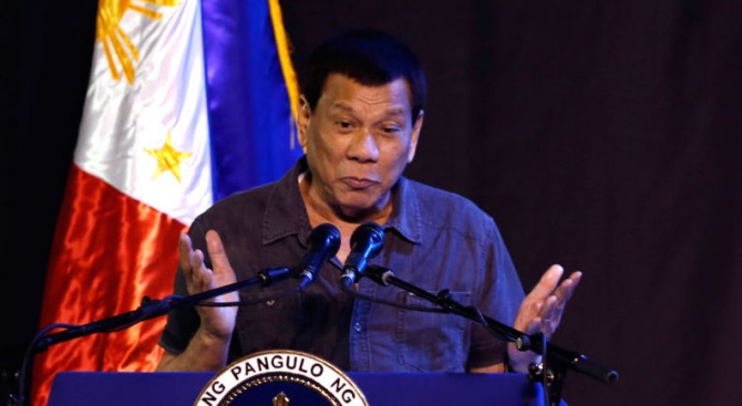 Огромна хлебарка бе полазила президента на Филипините Родриго Дутерте, предаде