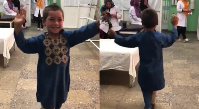 5-годишно момченце в Афганистан, загубило крака си като бебе, получи