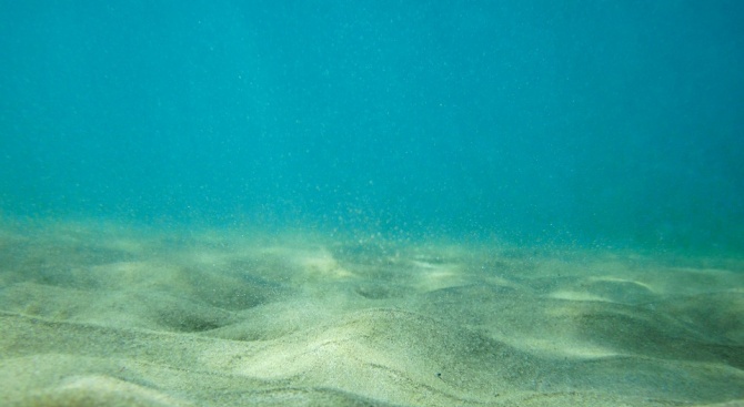 Рекордно спускане под вода откри пластмасови отпадъци на дъното на