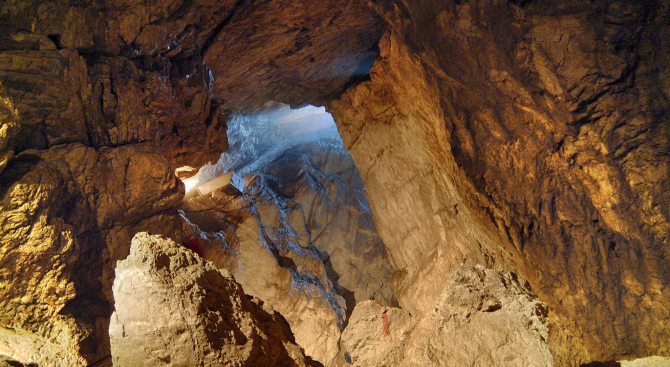 Част от уникалните рисунки в пещерата Магура са заличени с