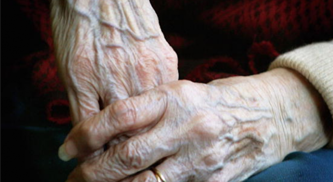 Жена на 90-годишна възраст е станала жертва на ало измама
