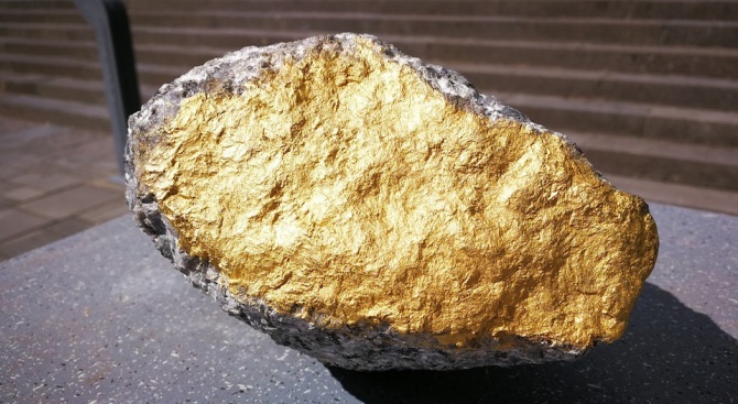 Австралиец изрови 1,4-килограмова буца злато с детектор за метал, докато