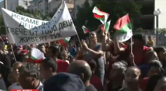 Жители на квартал в Бургас на протест. Хората от ромската
